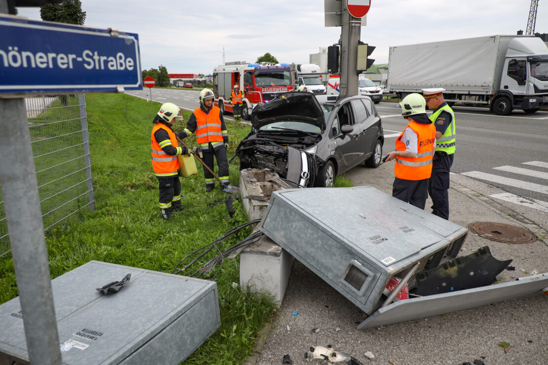 Auto kollidiert bei Verkehrsunfall in Wels-Schafwiesen mit Steuerungskasten der Ampelanlage