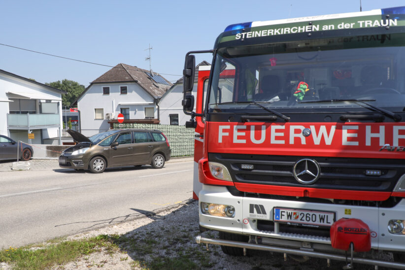Batterie abgeklemmt: Beginnender PKW-Brand in Steinerkirchen an der Traun rasch gelöscht