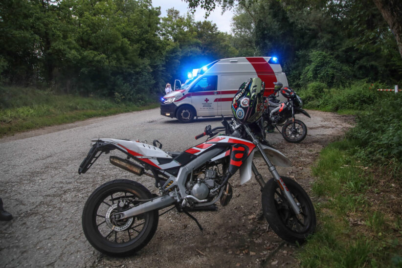 Verkehrsunfall mit zwei Mopeds und junger Fußgängerin in Weißkirchen an der Traun