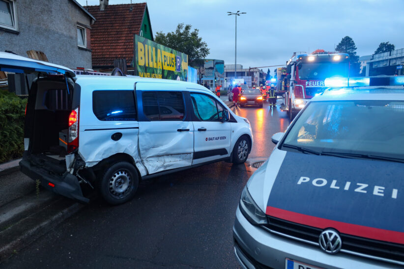Schwerer Kreuzungscrash zwischen Auto und Kleintransporter in Wels-Pernau