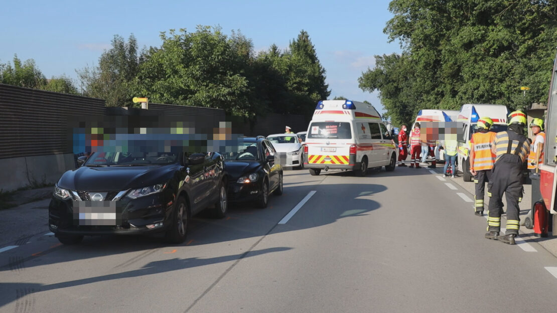 Serienauffahrunfall im Abendverkehr mit zehn beteiligten Fahrzeugen bei Gunskirchen