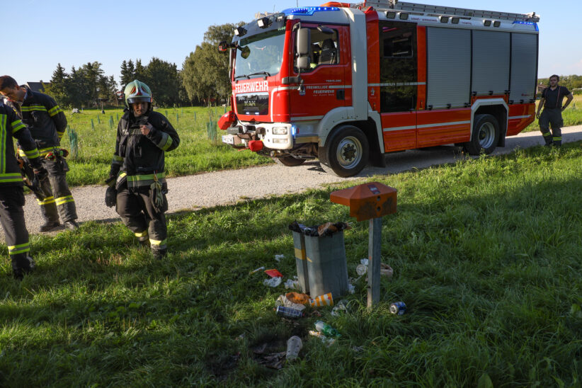Feuerwehr und Polizei bei Kleinbrand entlang eines Fußweges in Wels-Vogelweide im Einsatz