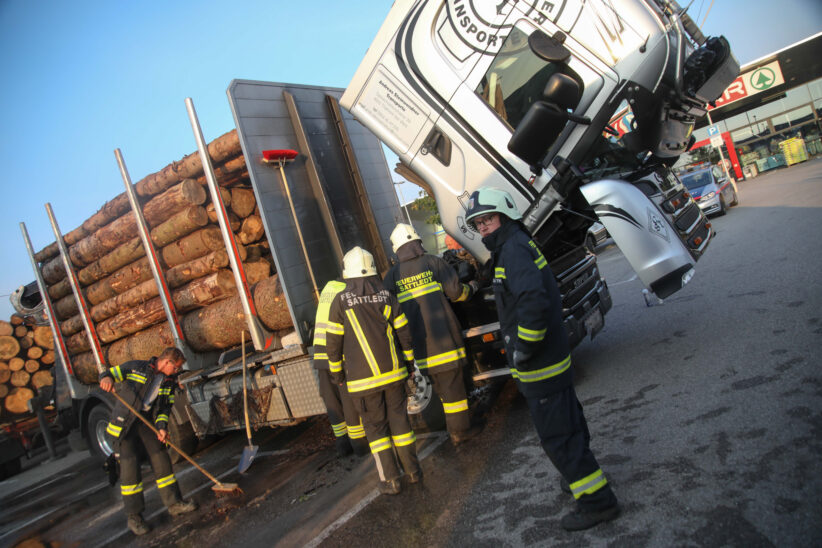 Feuerwehr bei kleinerem Brand an Holztransporter in Sattledt im Einsatz
