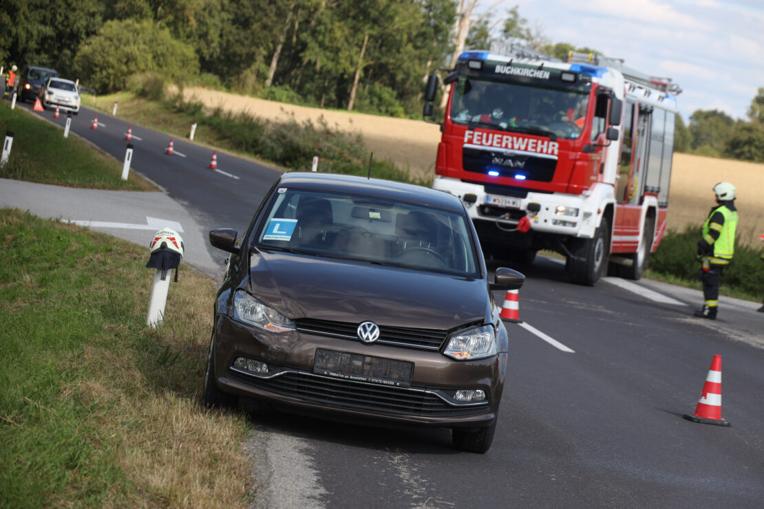 Kreuzungskollision zwischen zwei PKW in Buchkirchen endet glimpflich