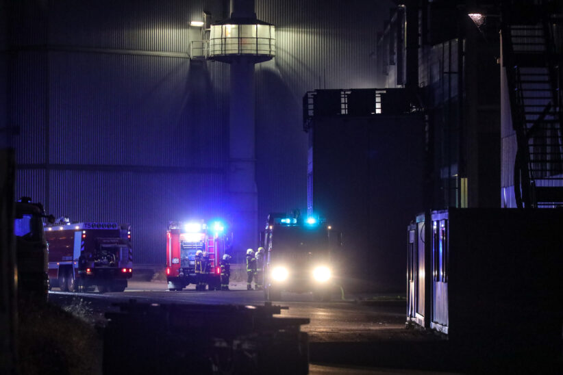 Brand bei Abfallverwertungsunternehmen in Wels-Schafwiesen sorgt für Einsatz der Feuerwehren
