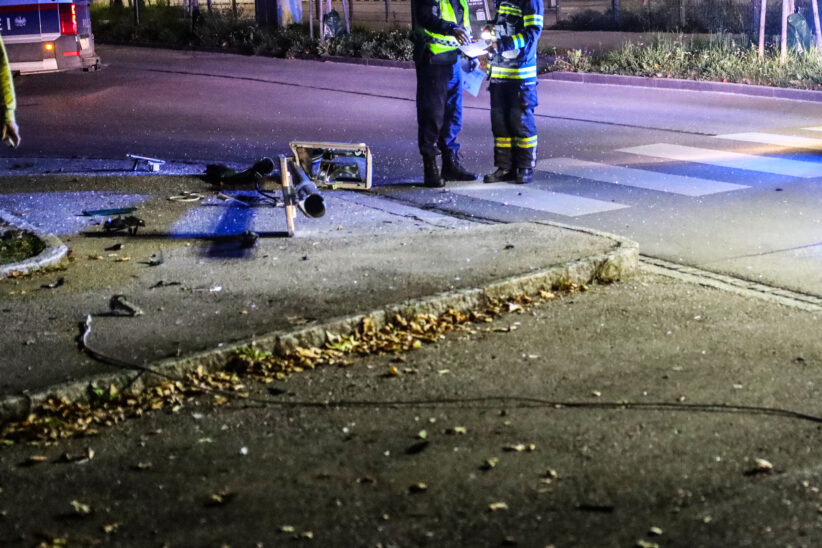 Fahrzeug crasht in Wels-Neustadt gegen Beleuchtung eines Schutzweges