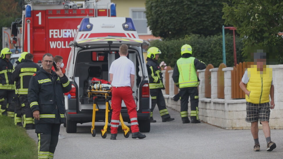 Reanimation: Person in Steinerkirchen an der Traun unter Auto eingeklemmt