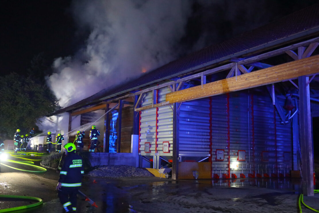 Neun Feuerwehren bei Brand einer landwirtschaftlichen Maschinenhalle in Pennewang im Einsatz
