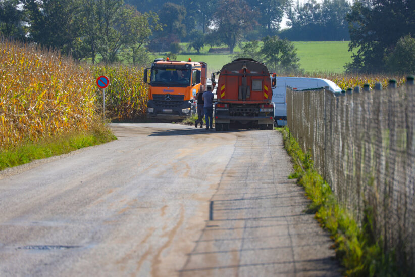 Größere Menge Diesel aus beschädigtem LKW-Tank in Sattledt ausgetreten