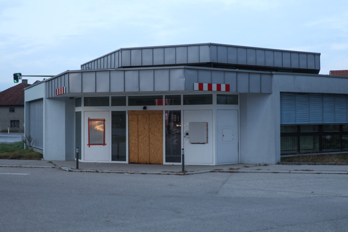 Nachkontrolle nach Kleinbrand im Gebäude einer aufgelassenen Bankfiliale in Wels-Vogelweide
