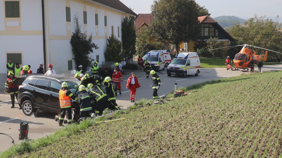 Sechs teils Schwerverletzte bei Frontalcrash nach Anprall an Hausmauer in Bachmanning