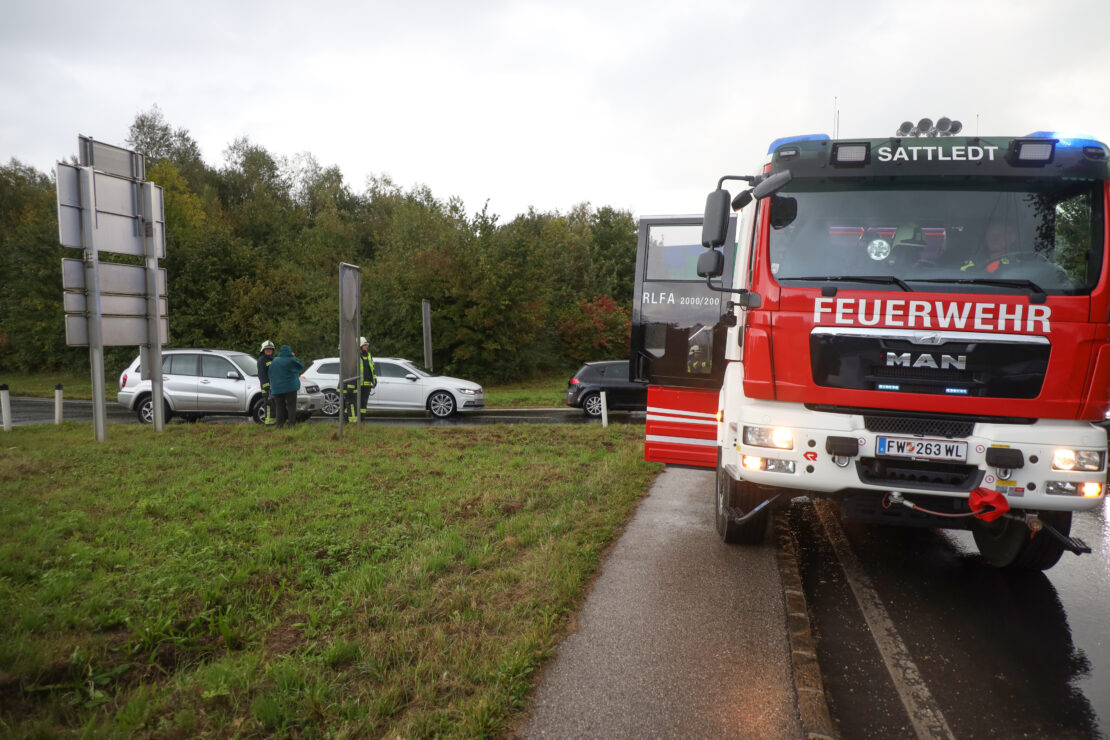 Rauchendes Auto durch technischen Defekt sorgt für Einsatz der Feuerwehr in Sattledt