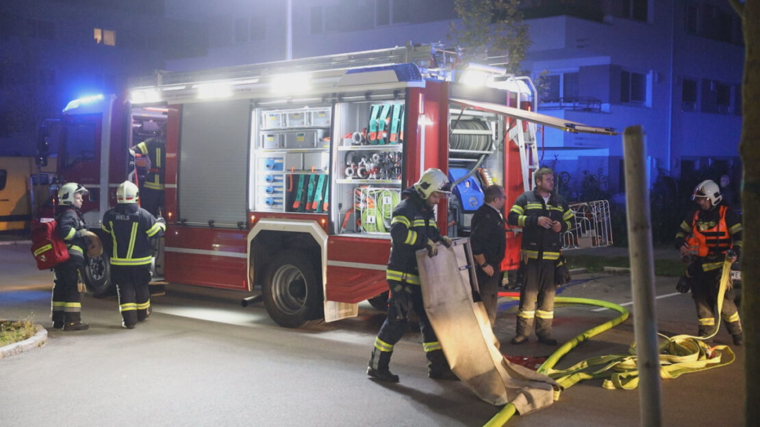 Bewohnerin in Wels-Vogelweide durch Feuerwehr aus verrauchter Wohnung gerettet