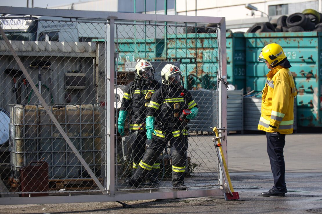 Chemische Reaktion bei Abfallverwertungsunternehmen in Wels-Pernau sorgt für Einsatz der Feuerwehr