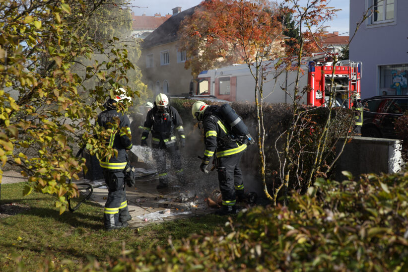 Brand zweier Mistkübel bei einem Mehrparteienwohnhaus in Wels-Vogelweide