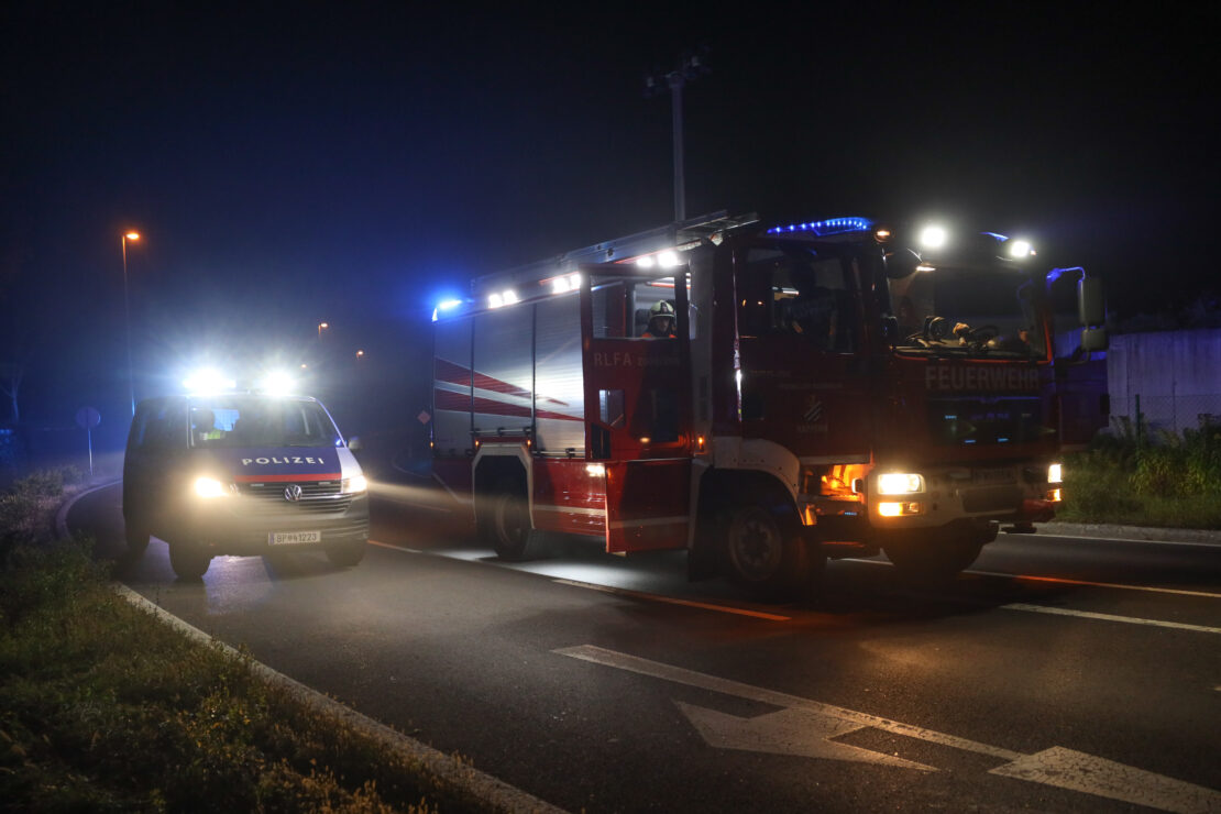 Glassplitter nach Verkehrsunfall in Marchtrenk durch Feuerwehr beseitigt
