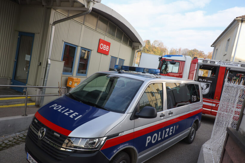 Person im Bereich einer Bahnhaltestelle in Lambach tödlich von Zug erfasst