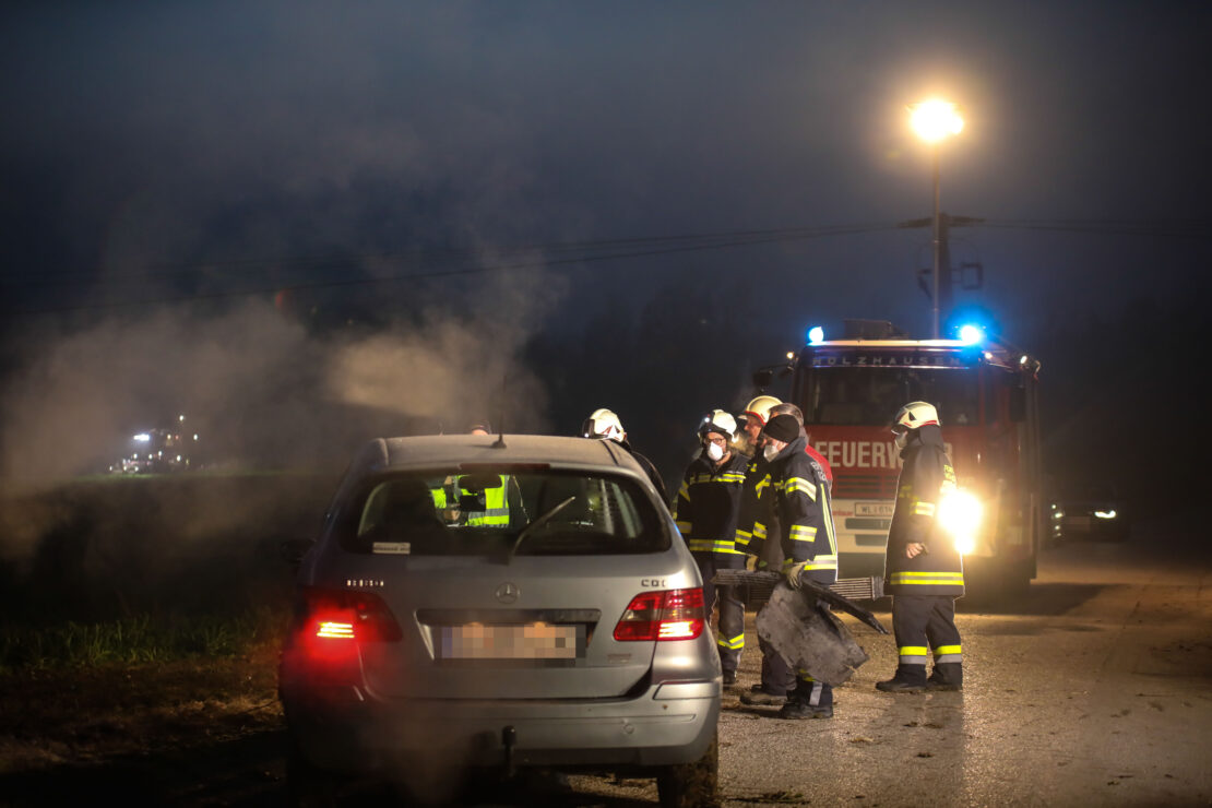 Feuerwehr bei PKW-Bergung in Holzhausen im Einsatz
