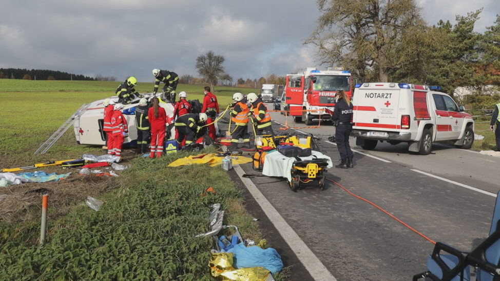 Frontalcrash mit Rettungsfahrzeug bei Krenglbach fordert fünf teils Schwerverletzte