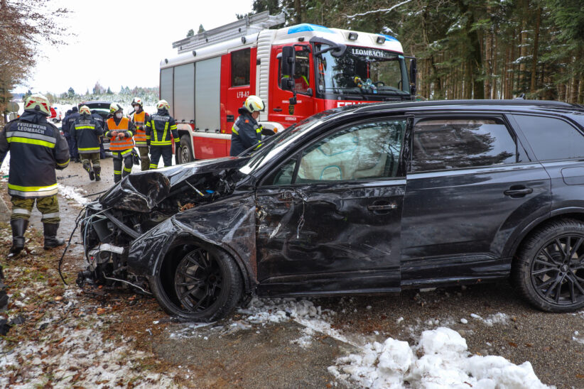 Auto bei Verkehrsunfall in Sipbachzell gegen Bäume und Verkehrszeichen gekracht