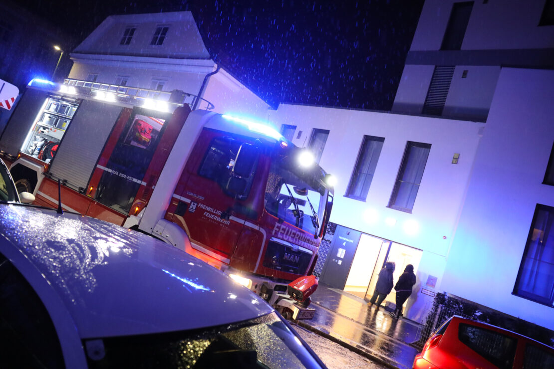 Shisha-Rauch in einem Wohnhaus in Wels-Innenstadt löst Brandmeldealarm und Feuerwehreinsatz aus
