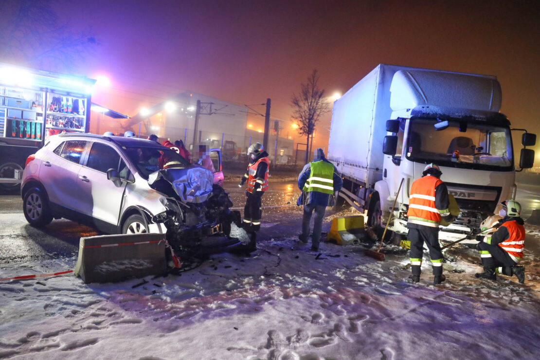Schwerer Frontalunfall zwischen LKW und Auto auf eisglatter Straße in Wels-Puchberg