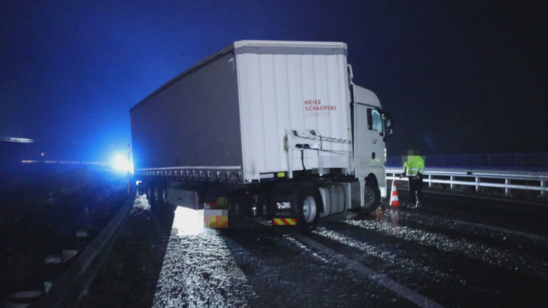 LKW-Sattelzug auf Innkreisautobahn bei Wels in Leitschiene gerutscht