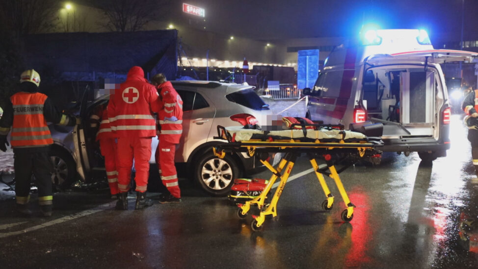 Schwerer Frontalunfall zwischen LKW und Auto auf eisglatter Straße in Wels-Puchberg