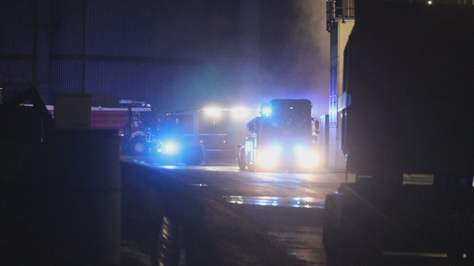 Feuerwehr bei Brand in Halle eines Abfallverwertungsunternehmens in Wels-Schafwiesen im Einsatz