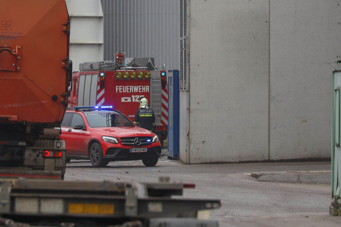 Brand bei Abfallverwertungsunternehmen in Wels-Schafwiesen schnell unter Kontrolle