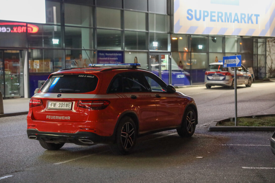Auto nach Einkaufsonntag auf Parkdeck eines Shopping-Centers in Wels-Waidhausen eingeschlossen