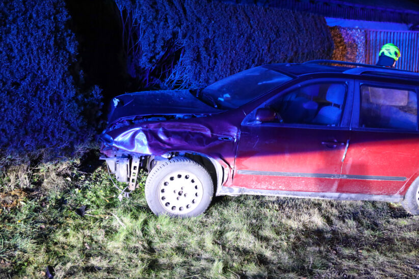 Auto bei Unfall in Thalheim bei Wels in Gartenhecke gelandet
