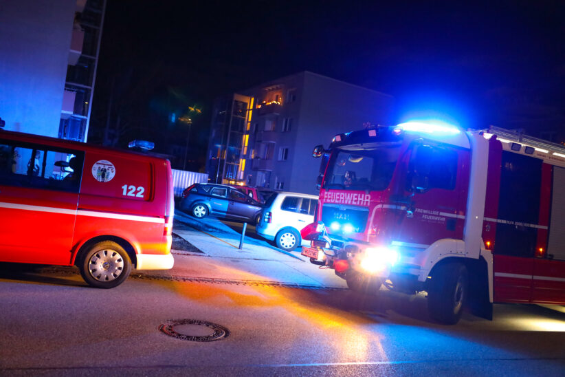 Adventkranzbrand: Ältere Dame eilt in ihrer Wohnung in Wels-Vogelweide mit Rollator zum Löschangriff