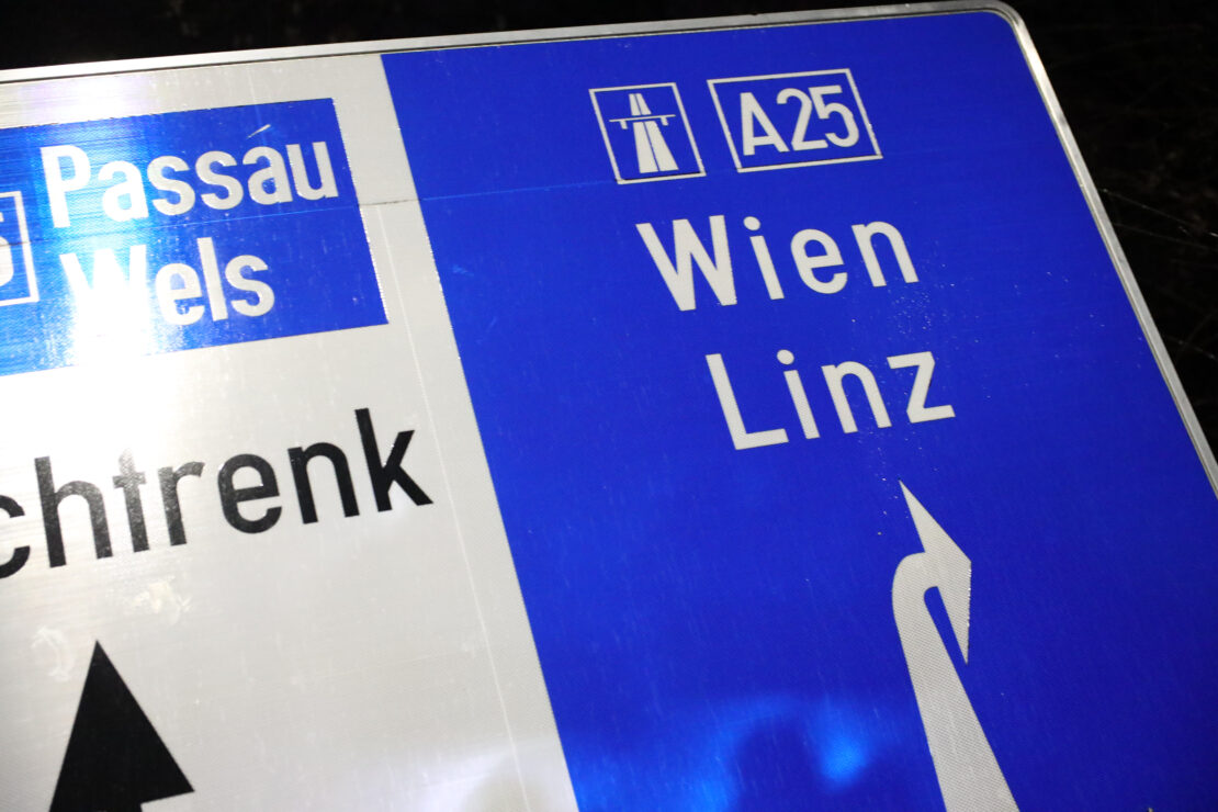 Auffahrunfall zwischen LKW und PKW auf Welser Autobahn bei Weißkirchen an der Traun