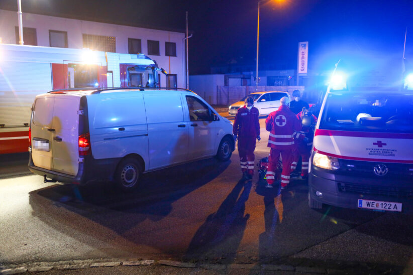 Bewusstloser Lenker in Wels-Lichtenegg durch Feuerwehr aus Kleintransporter gerettet