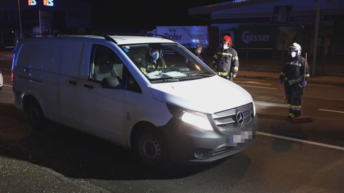 Bewusstloser Lenker in Wels-Lichtenegg durch Feuerwehr aus Kleintransporter gerettet