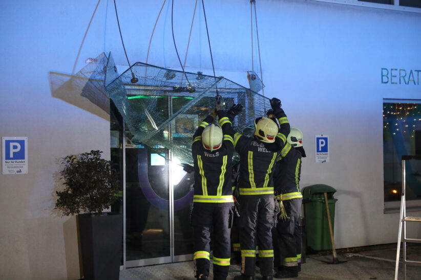 Glasvordach in Wels-Neustadt bei Unfall durch Bus beschädigt