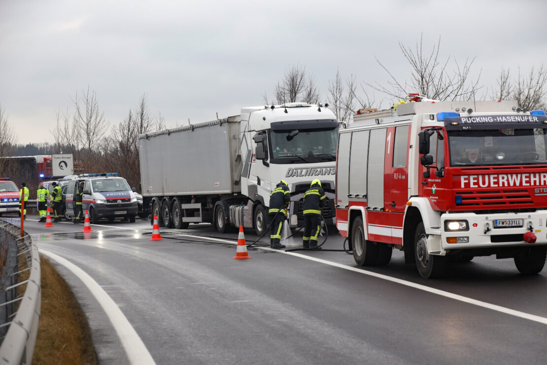 Feuerwehr bei Brandverdacht an einem LKW auf Welser Autobahn in Weißkirchen an der Traun im Einsatz