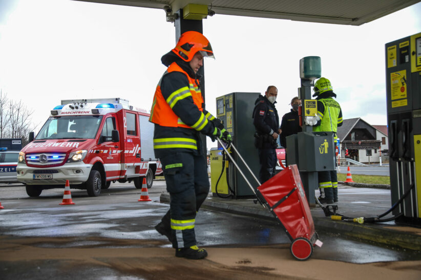 Missgeschick an Zapfsäule: Zapfhahn beim Wegfahren nach Tankvorgang in Marchtrenk abgerissen