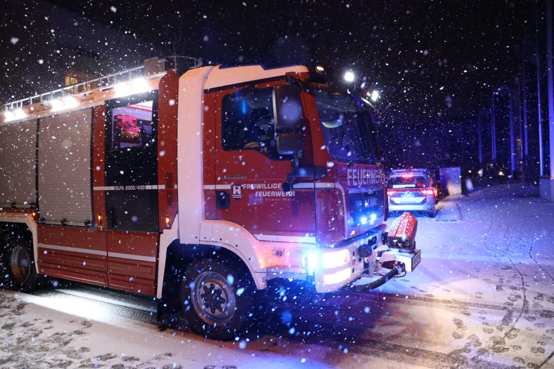 Nächtlicher Einsatz von Feuerwehr und Polizei in Wels-Lichtenegg