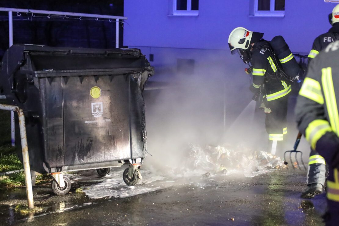 Brand eines Abfallcontainers vor einem Mehrparteienwohnhaus in Wels-Neustadt