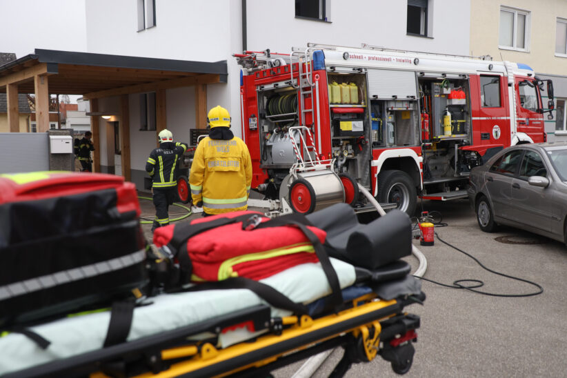 Feuerwehr bei Zimmerbrand in einem Wohnhaus in Wels-Neustadt im Einsatz