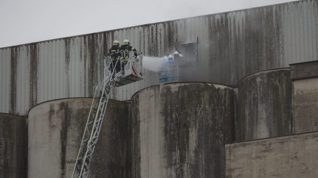 Brand im Silo: Feuer bei Abbrucharbeiten in Wels-Pernau sorgen für größeren Einsatz der Feuerwehr