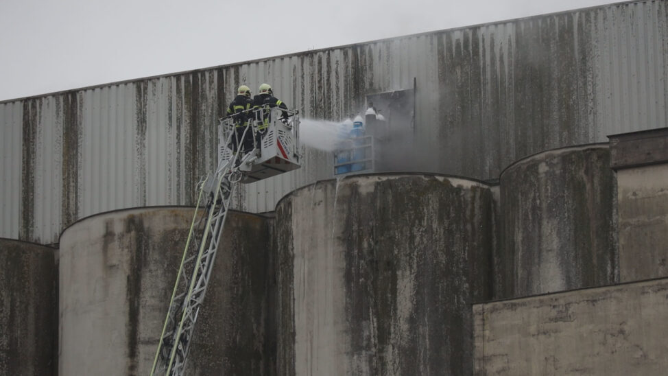 Brand im Silo: Feuer bei Abbrucharbeiten in Wels-Pernau sorgen für größeren Einsatz der Feuerwehr