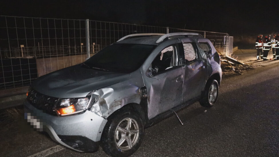 LKW bei Verkehrsunfall in Krenglbach gegen Gartenzaun gekracht