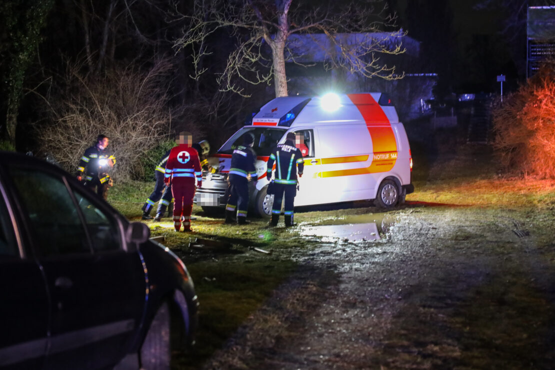 Rettungsfahrzeug auf aufgeweichtem Parkplatz in Wels-Waidhausen festgefahren