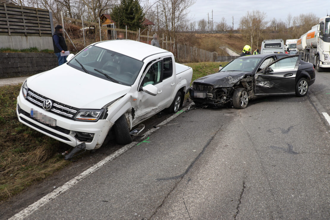 Verkehrsunfall mit zwei PKW und einem LKW auf Innviertler Straße bei Krenglbach
