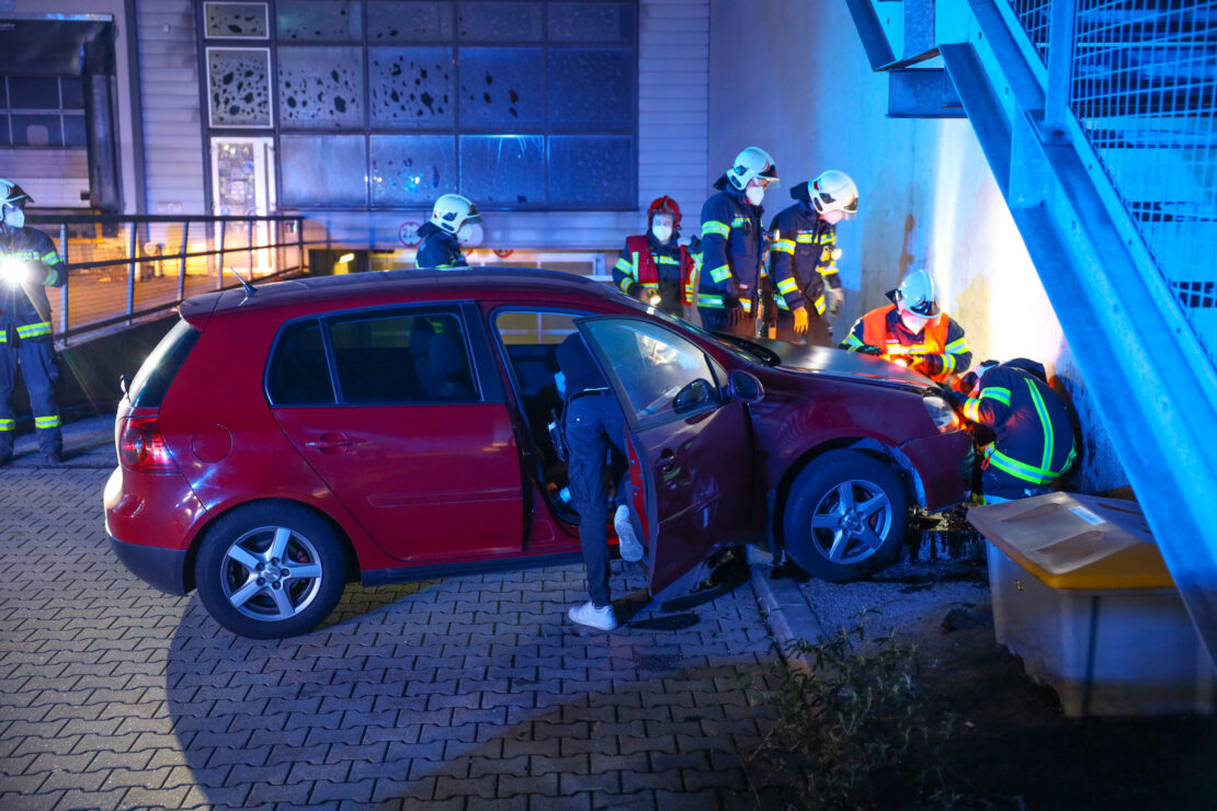 Auto bei Unfall in Wels-Pernau frontal gegen Halle eines Unternehmens gekracht