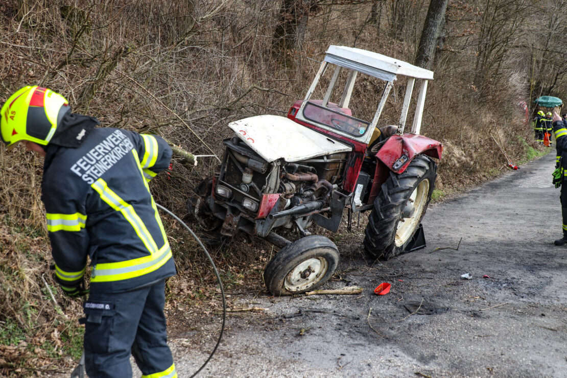 Traktor in Steinerkirchen an der Traun über bewaldete Böschung abgestürzt