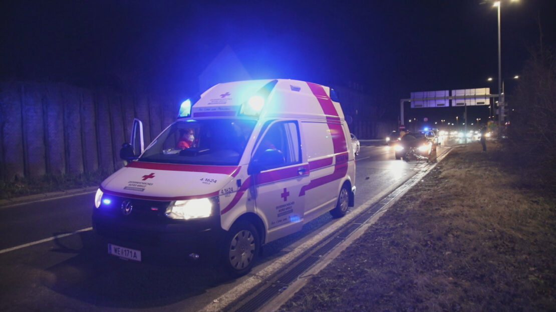 Radfahrer in Kreuzungsbereich in Wels-Pernau von Auto erfasst und schwer verletzt